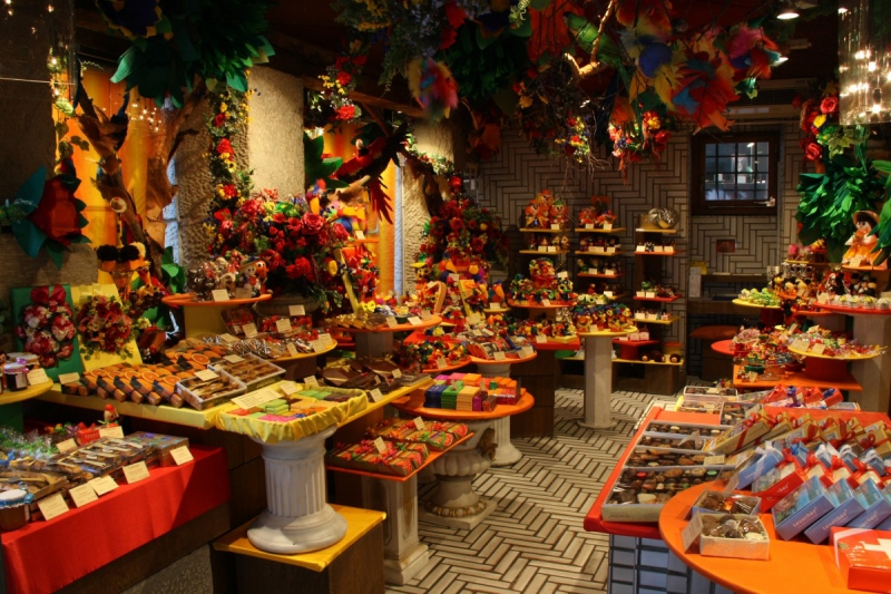 vitrine-ST CYR SUR MER-min_candy_store_chocolate_shop_chocolate_switzerland-393515