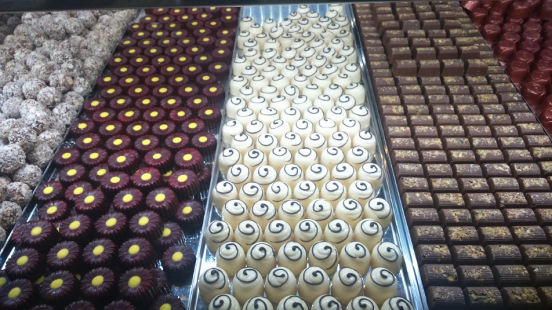 vitrine-ST CYR SUR MER-min_chocolates_milk_chocolate_white_chocolate_truffles_candy_food_treat_cacao-1213769